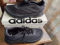 Tênis da marca da Adidas Duramu