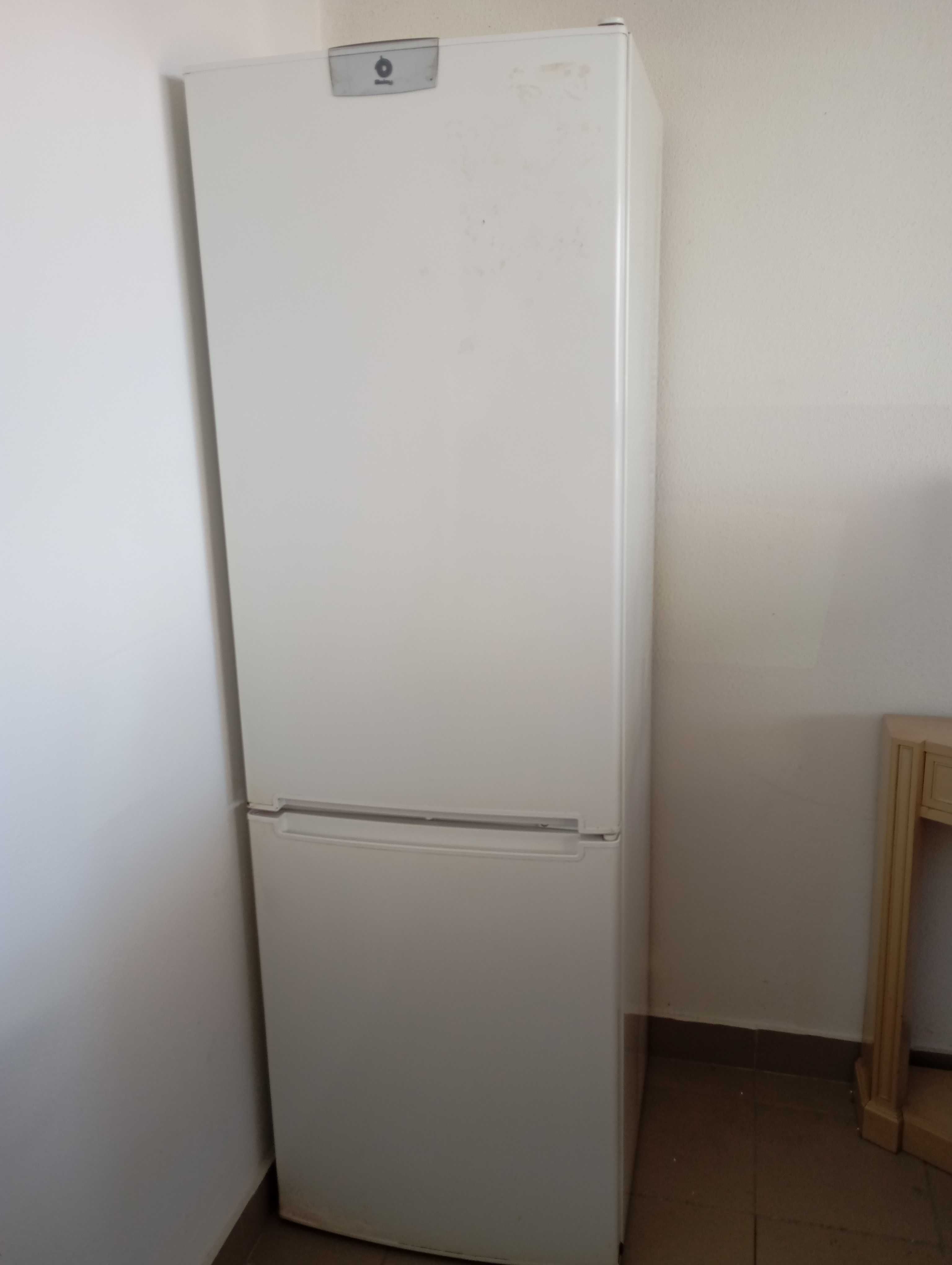 Frigorífico 1.85m altura x 0.60m largura