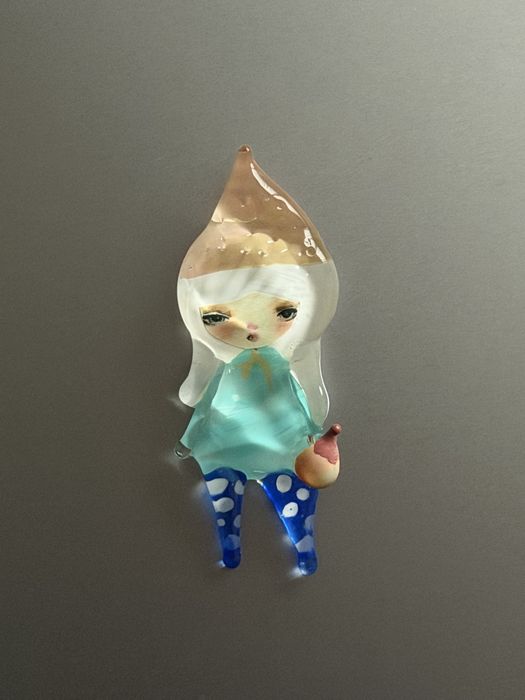 Broszka laleczka Misiuro