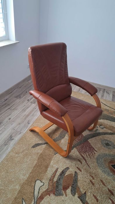 Fotel skórzany z drewnianymi nogami