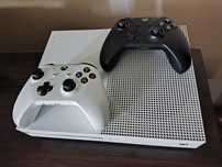 Xbox One S 1TB , dwa pady