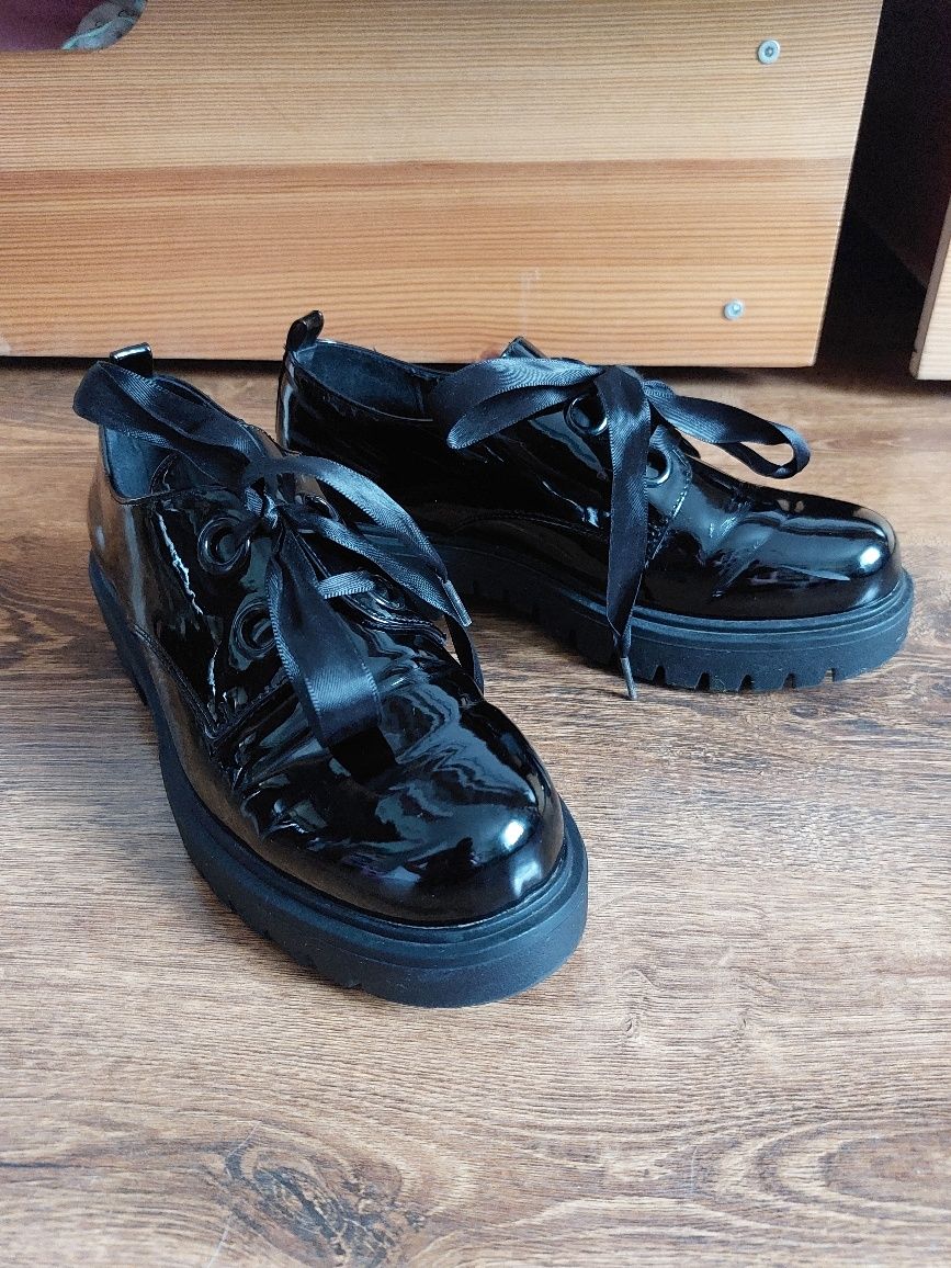 Lakierowane loafersy Reserved 37