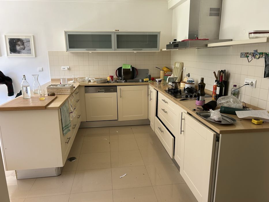 Móveis de cozinha  lacados,  modernos, em beije, com peninsula.