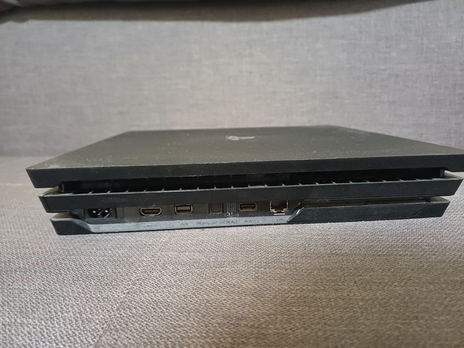 Ps4 pro + 5 ігор , та 2 геймпади