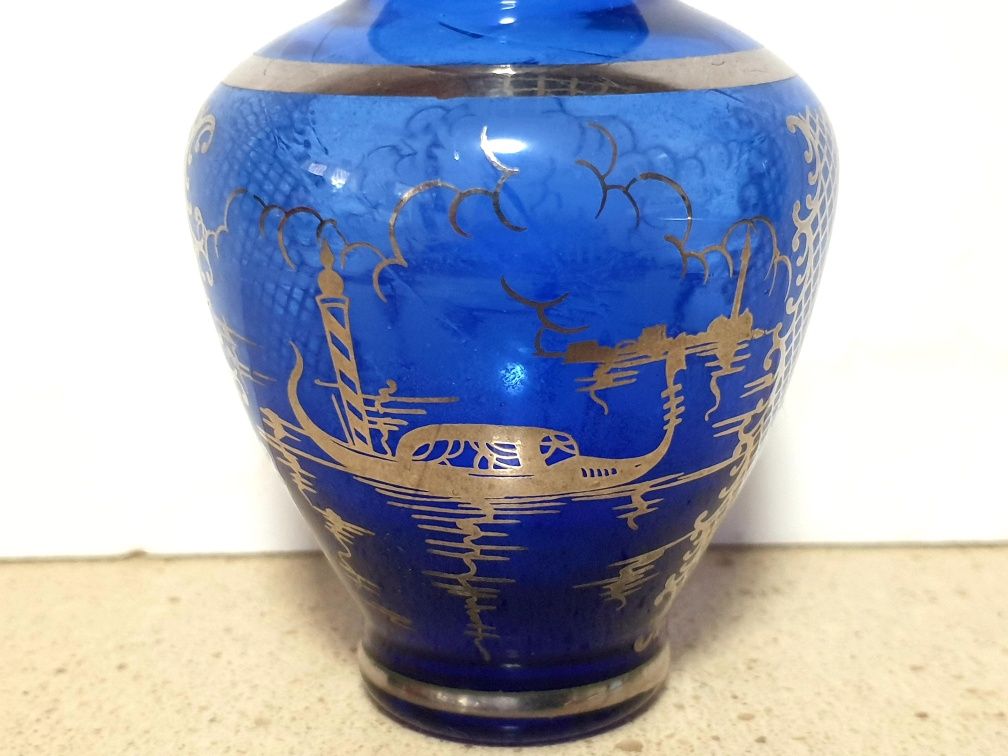 Pequena jarra veneziana vintage em vidro azul cobalto com prata