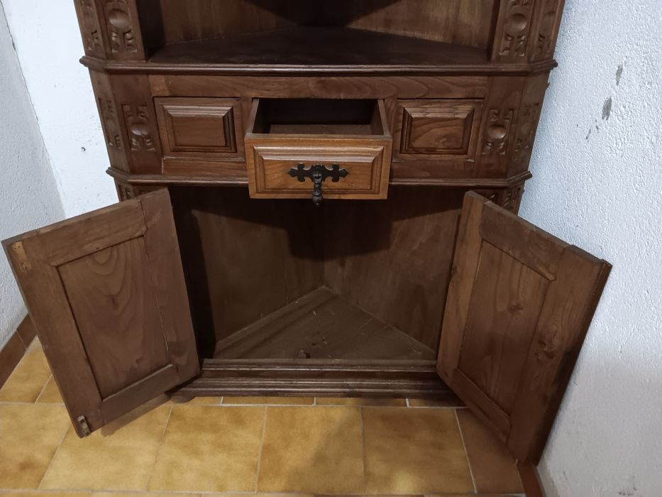 Móvel de canto em madeira