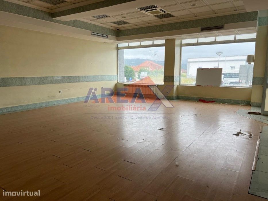 Para venda ou arrendamento. 2 lojas térreas, com a área total de 31...