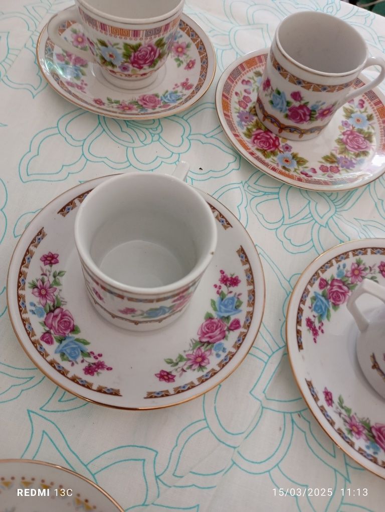 Conjunto de sete chávenas de café antigas