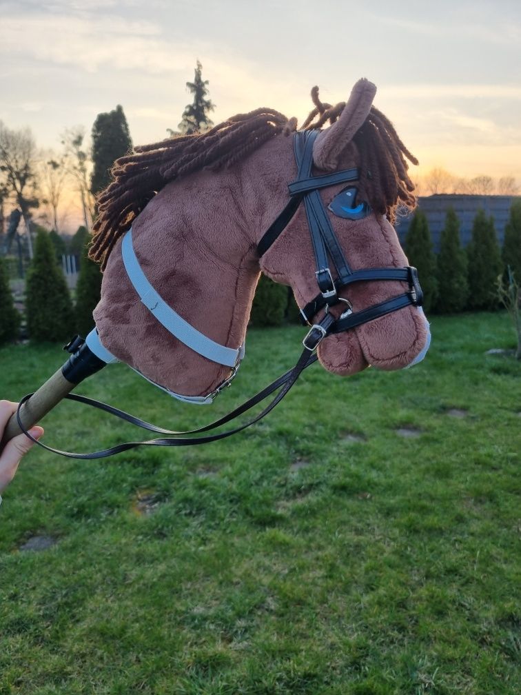 Biały napierśnik do hobby horse