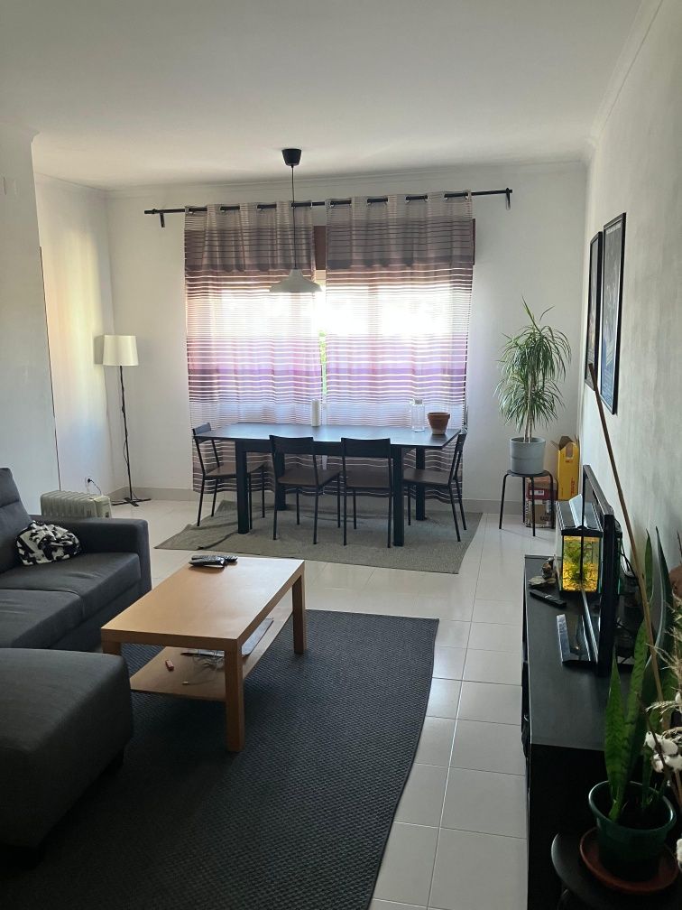 Quarto mobilado para estudante em Queijas (particular)