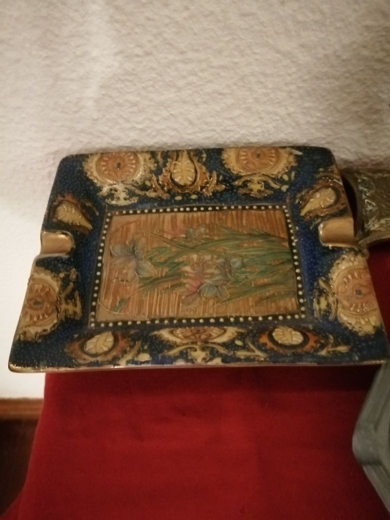 Cinzeiros em loiça, latao, estanho e madeira