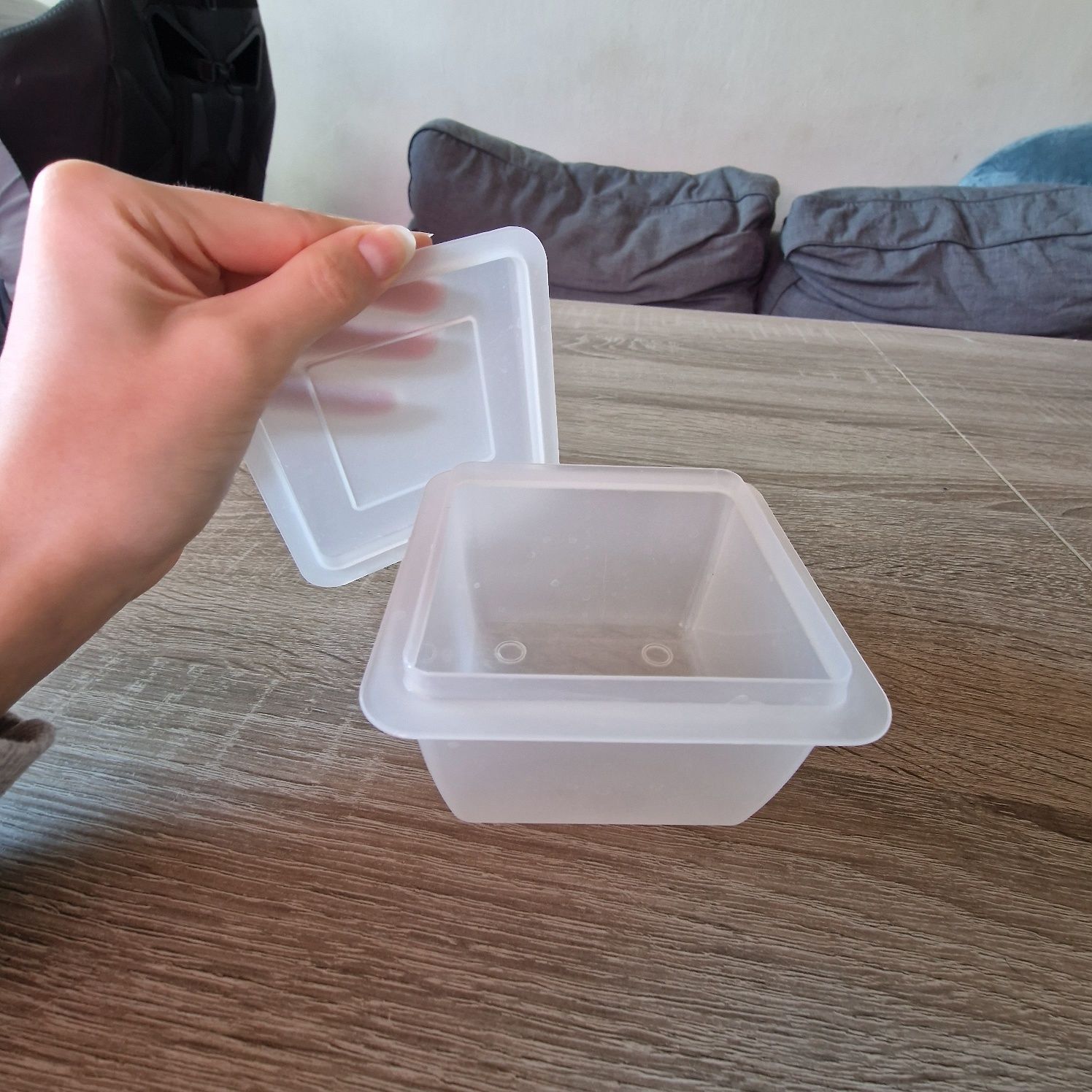 Pojemnik plastikowy kwadratowy 10,5cm Wysokość 6,5 cm