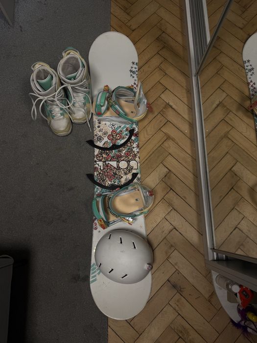 комплект сноуборд шлем ботинки крепления 148 см 38 размер bone