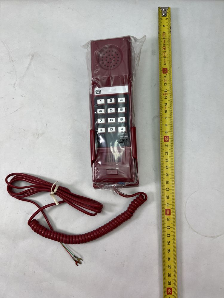 Stary telefon domowy wiszący