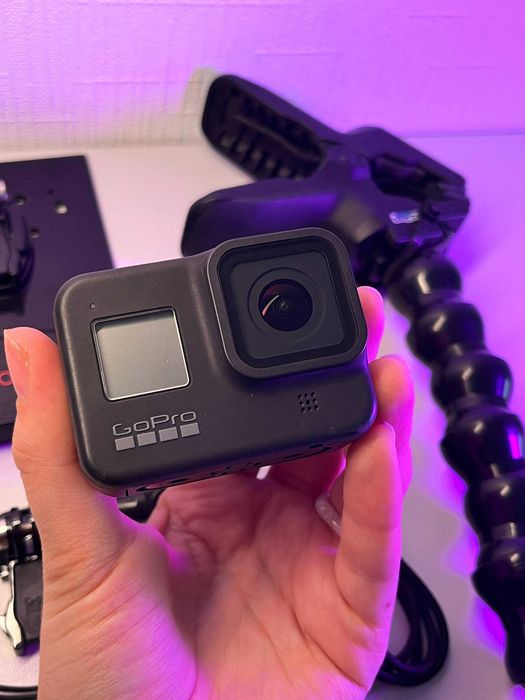 Екшн-камера GoPro Hero 8 з кріпленням-подовжувачем.
