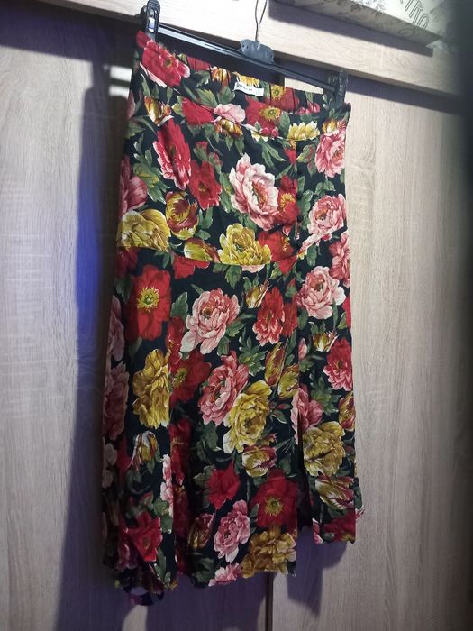 Spódnica w kolorowe kwiaty