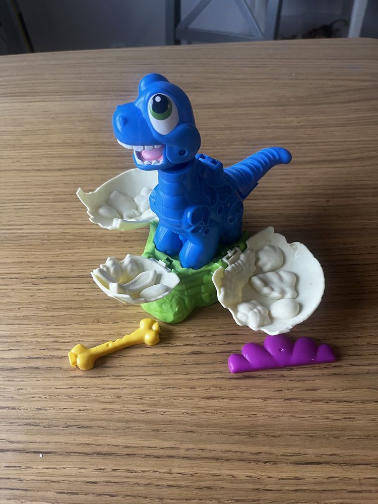 Play doh Wykluwajacy się dinozaur