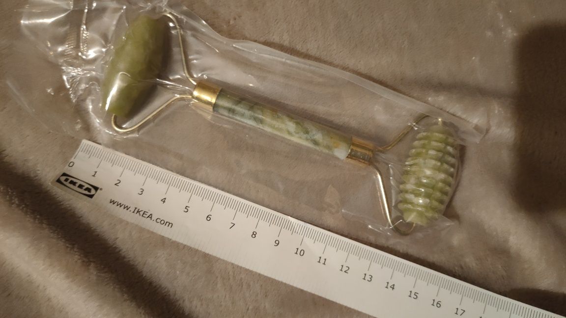 Jadeitowy roller masażer do twarzy z jadeitu dwustronny z ząbkami z