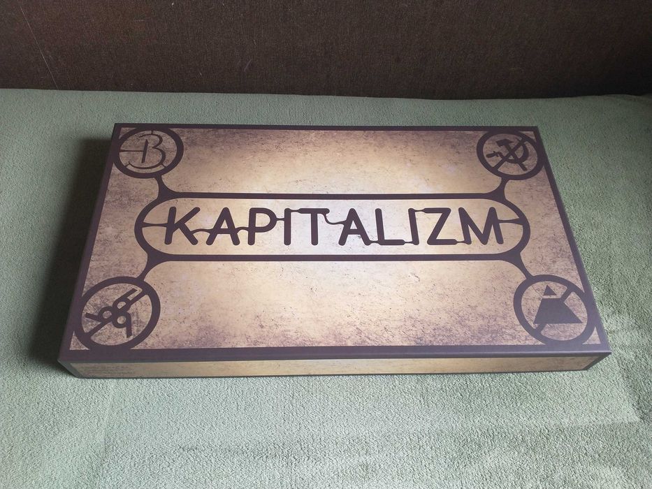 Gra planszowa Kapitalizm plus Kompendium myśli wolnościowej.