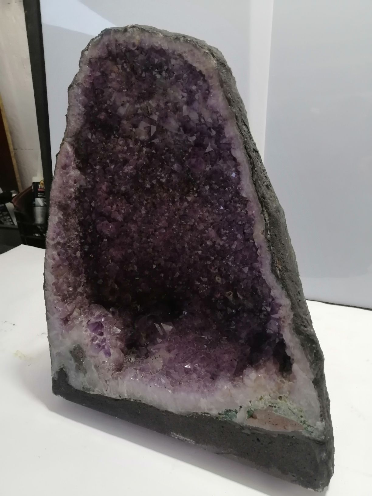 Naturalny kamień Ametyst w formie geody groty piękna krystalizacja