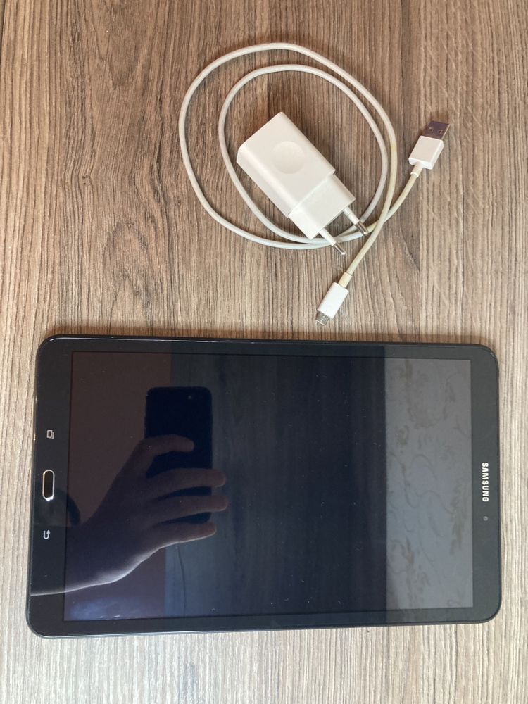 Планшет Samsung SM-T585