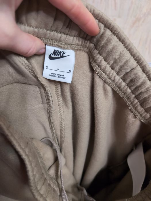 Штани Nike fleece M розмір  нові чорні бежеві
колір