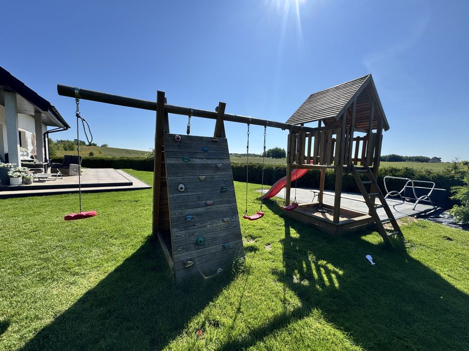 Plac zabaw , domek z piaskownicą i huśtawkami