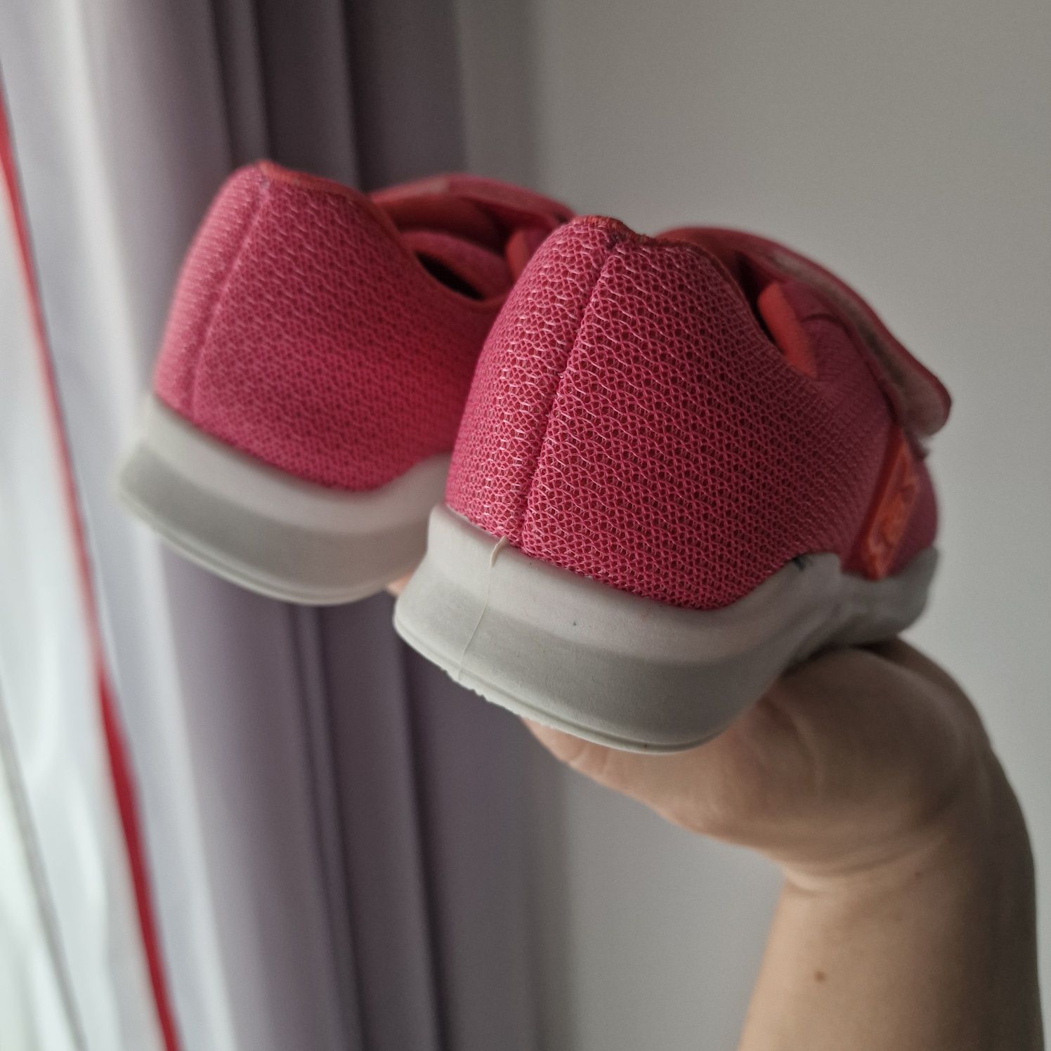 Różowe sportowe buty dziewczęce 26 i 28