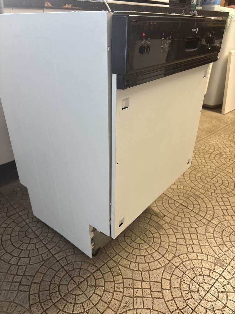 Maquina Loiça Fagor Semi-Encastre a funcionar