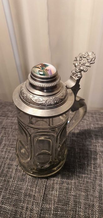 Stare kufle i dzbanki z cynowym deklem