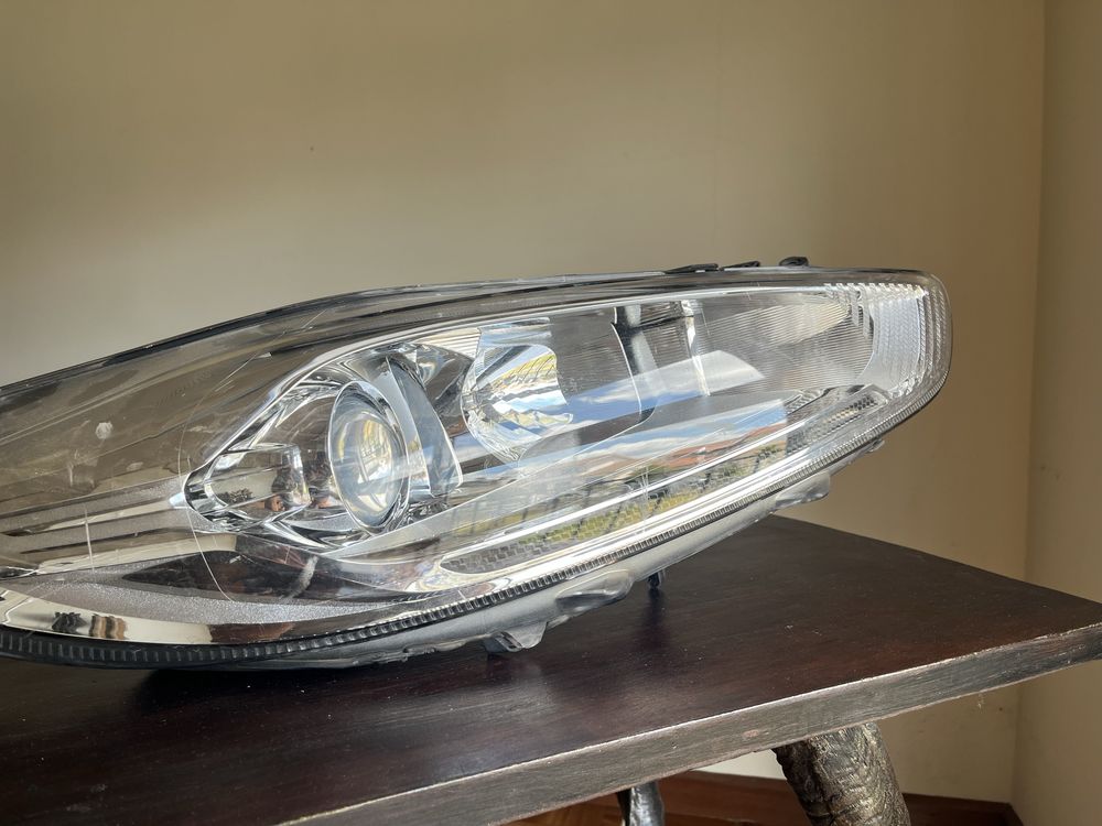 Farol frontal (lado passageiro) 2015 Ford Fiesta Mk6