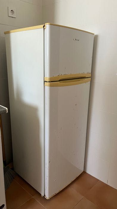 Frigorífico com Freezer em cima , TUDO FUNCIONANDO.