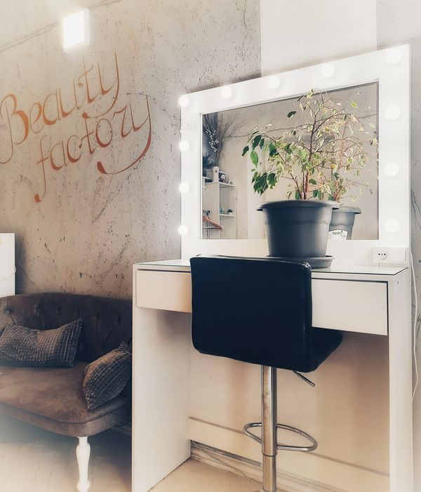 Бровіст, майстер манікюру