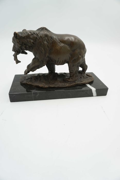 FIGURA Z BRĄZU niedźwiedź miś z z rybą
