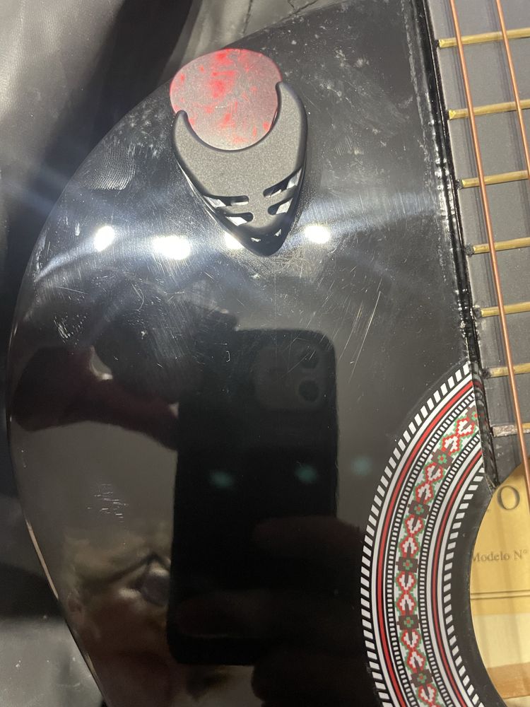 Guitarra Rocio R-10BK com suporte de palhetas