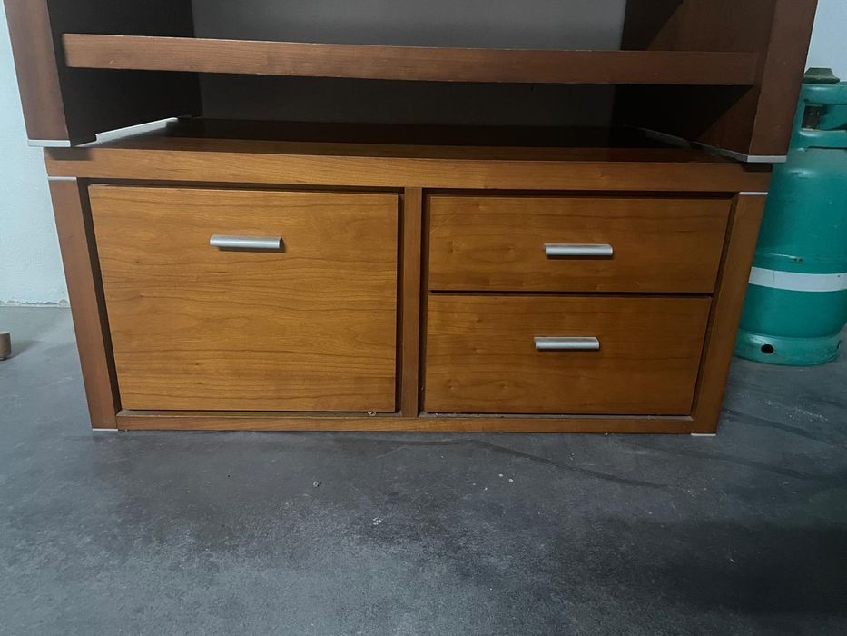 Mesa centro + móvel + prateleiras fechadas + candeeiros