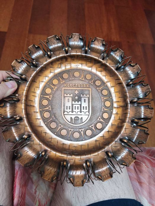 Prato decorativo com o brasão da cidade de Kluczbork