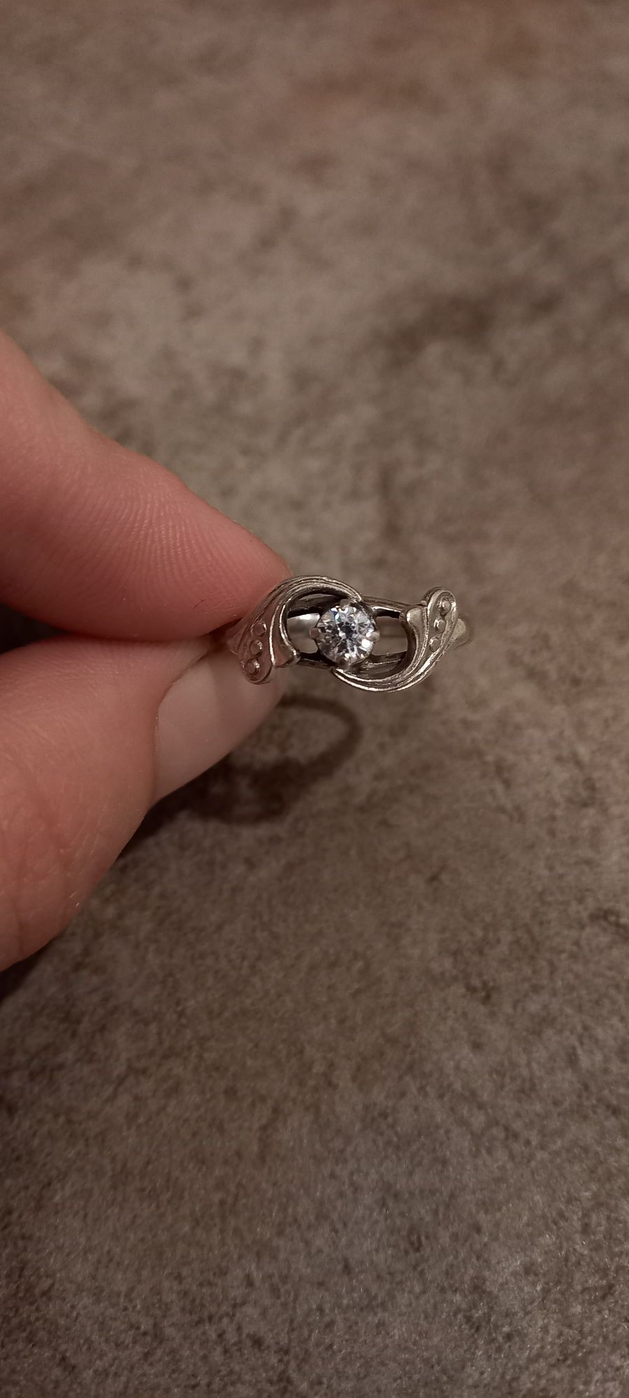 Кольцо серебряное с цирконием