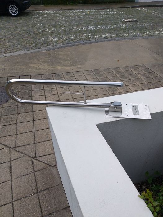 Duas barras de apoio para banhos ou sanitários em inóx como novoas.