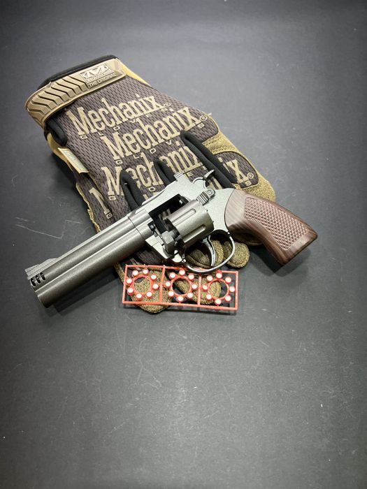 Металевий револьвер Taurus Magnug на пістонах