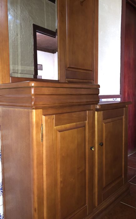 Armário de entrada em madeira de cerejeira