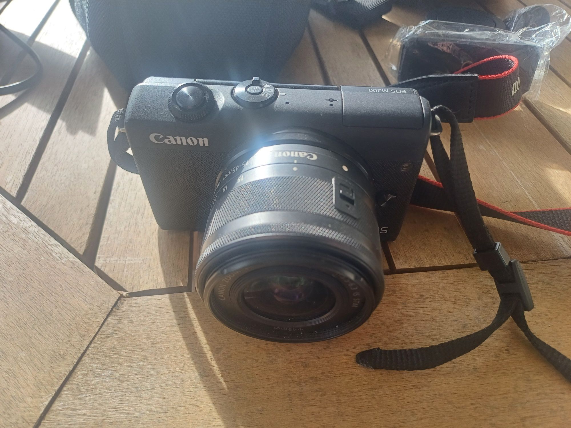 Máquina fotográfica Canon M200