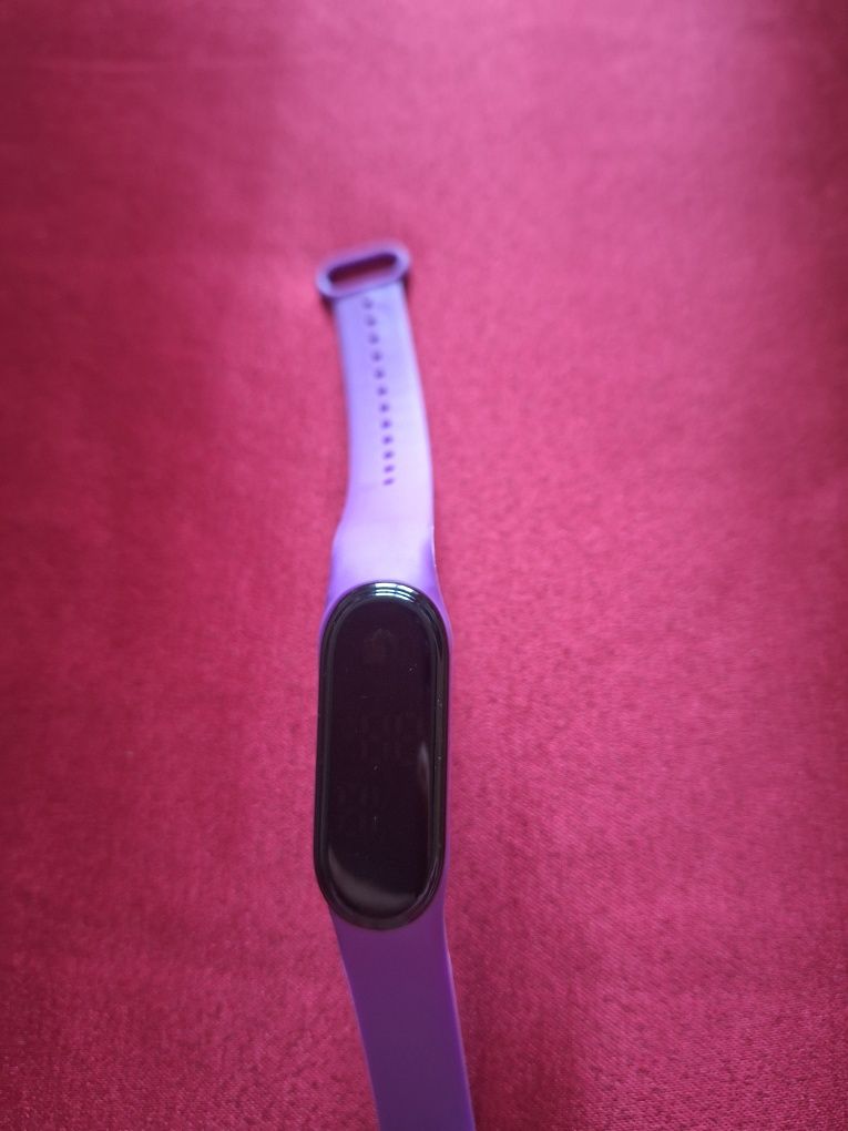 Фитнес браслет LED Earth Watch.