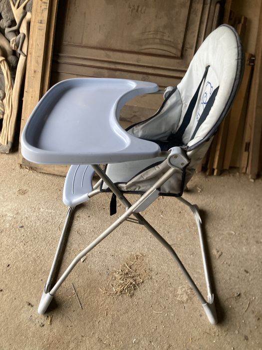 Cadeira de refeicão para crianças em bom estado