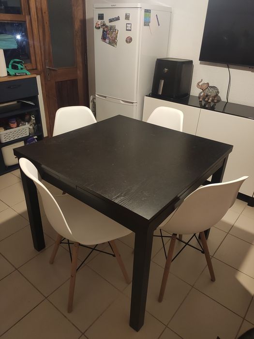 Vendo mesa de jantar e cadeiras
