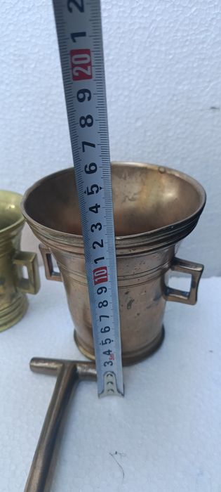 Moździerz wraz z pałkami z grubego mosiądzu