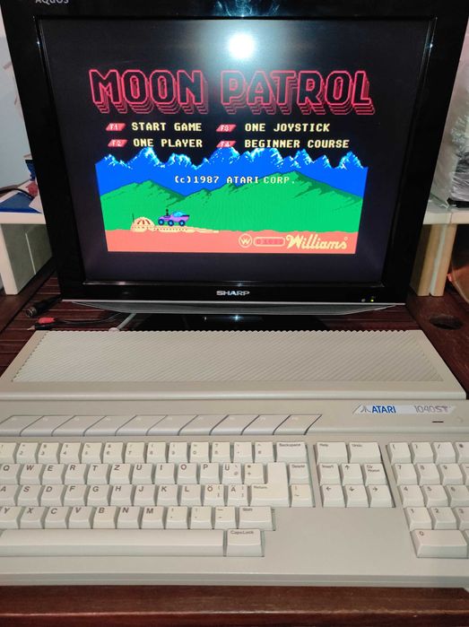 Atari 1040STF w bardzo ładnym stanie. Wersja Red Led!
