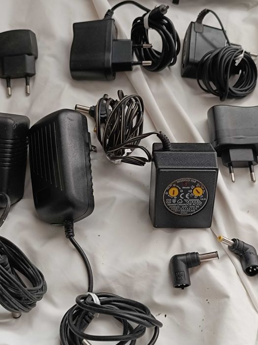 15 Carregadores elétricos e adaptadores