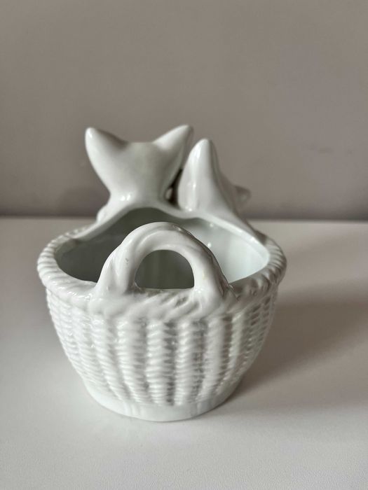 Biała, ceramiczna, ozdobna osłonka z kotkami