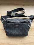 Мужская черная поясная сумка Guess